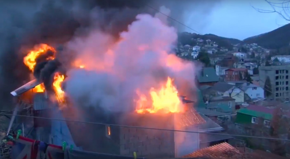 В Туапсе загорелась крыша двухэтажного дома