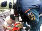 Спасатели Сочи помогли 8-месячному малышу, застрявшему в лавочке