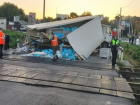 Пассажирский поезд, следовавший из Сочи в Петербург, протаранил фуру с творогом