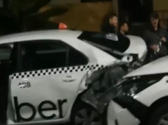 Два такси столкнулись на федеральной трассе в Сочи