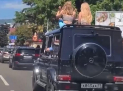 За провоз девушек на крыше «Мерседеса» по дорогам Сочи водителя объявили в розыск 
