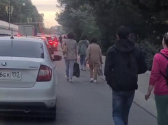 Люди вынуждены идти пешком по проезжей части из-за огромной пробки на сочинском шоссе 