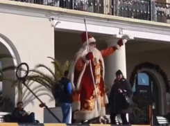 Сочинец в костюме Деда Мороза устроил танцы в центре города