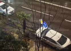 В центре Сочи водитель снес ограждение и врезался в столб