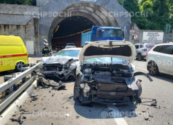 Массовое ДТП вызвало пробку на автомобильной дороге в Сочи 