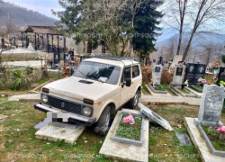 Пьяный водитель снес памятники на кладбище в Сочи 