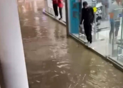 Сильный ливень затопил торговую галерею в Сочи