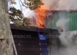 Пять человек эвакуировали при пожаре в кафе Сочи