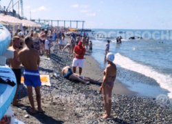 В Сочи туристы вытащили из воды тонущего мужчину