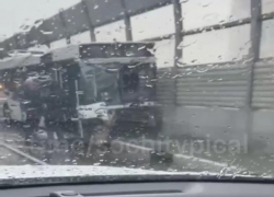 Пассажирский автобус в Сочи столкнулся с легковым автомобилем