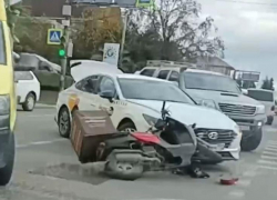 Скутерист пострадал на автодороге в Сочи
