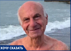 77-летний пенсионер из Сочи устроил зимний заплыв в Черном море