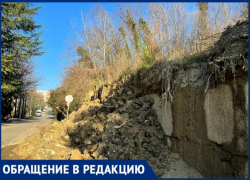 Житель Сочи пожаловался на оползень, который более полугода мешает проезду автомобилей