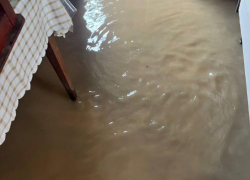 Река Дагомыс вышла из берегов и затопила придомовые территории в Сочи 