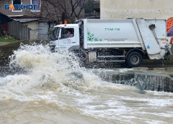 Из-за сильного ливня дороги в Сочи превратились в бушующие реки 