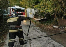 15 сотрудников МЧС тушили пожар в сочинском селе Монастырь
