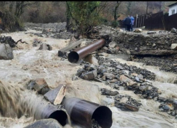Потоки воды унесли единственный пешеходный мост в селе Сочи