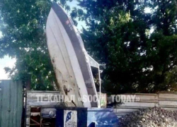 Прогулочную яхту заметили в мусорном баке в Сочи