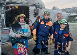 Команда спасателей на вертолете эвакуировала сноубордиста в горном кластере Сочи 