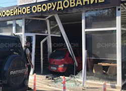 Автоледи в Сочи сбила человека и въехала в торговый павильон