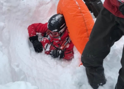 Сотрудник горнолыжного курорта в Сочи попал под сход лавины 