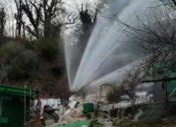 Многометровый фонтан образовался при повреждении водовода в Сочи