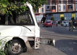 Пассажирский автобус скатился со склона в Сочи 