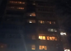 Неадекватный мужчина с ножом разгуливал по козырьку многоэтажного дома в Сочи