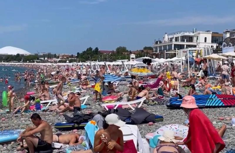 Переполненный туристами пляж в Сочи попал на видео и удивил россиян