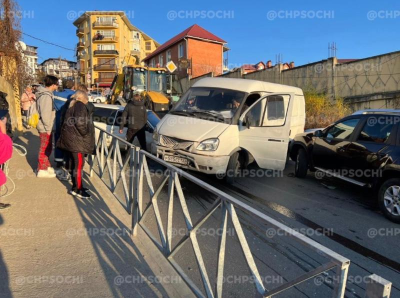 Массовая авария спровоцировала огромную пробку на дороге в Сочи