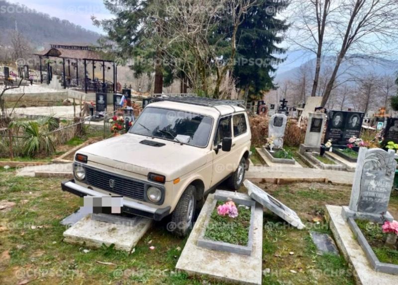 Пьяный водитель снес памятники на кладбище в Сочи