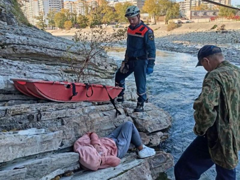 Спасатели эвакуировали травмированную сочинку из русла реки