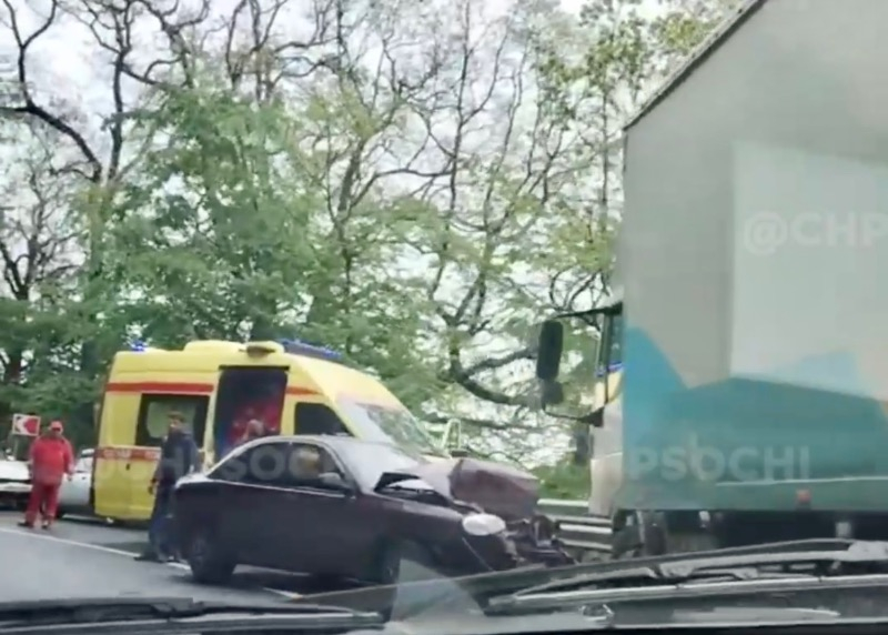 Легковой автомобиль столкнулся с грузовиком на трассе в Сочи