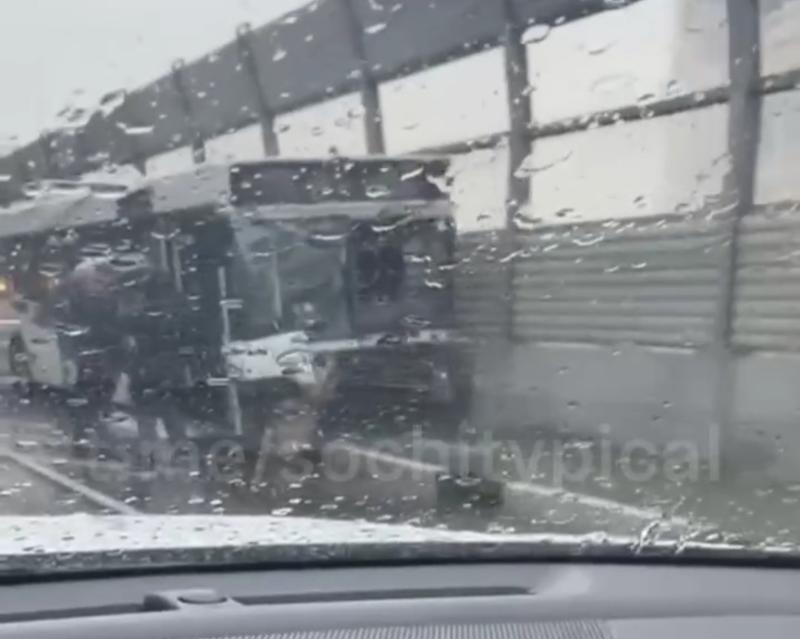Пассажирский автобус в Сочи столкнулся с легковым автомобилем