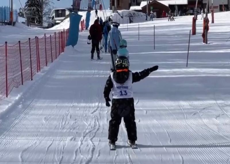 «Вот как надо кайфовать в Сочи»: юный лыжник покорил интернет