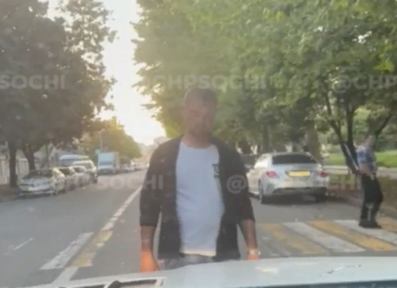 Неадекватный мужчина перекрыл проезд автомобилям в Сочи