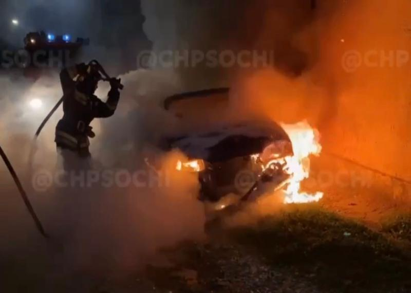 Автомобиль умершего мужчины сгорел дотла у жилого дома в Сочи