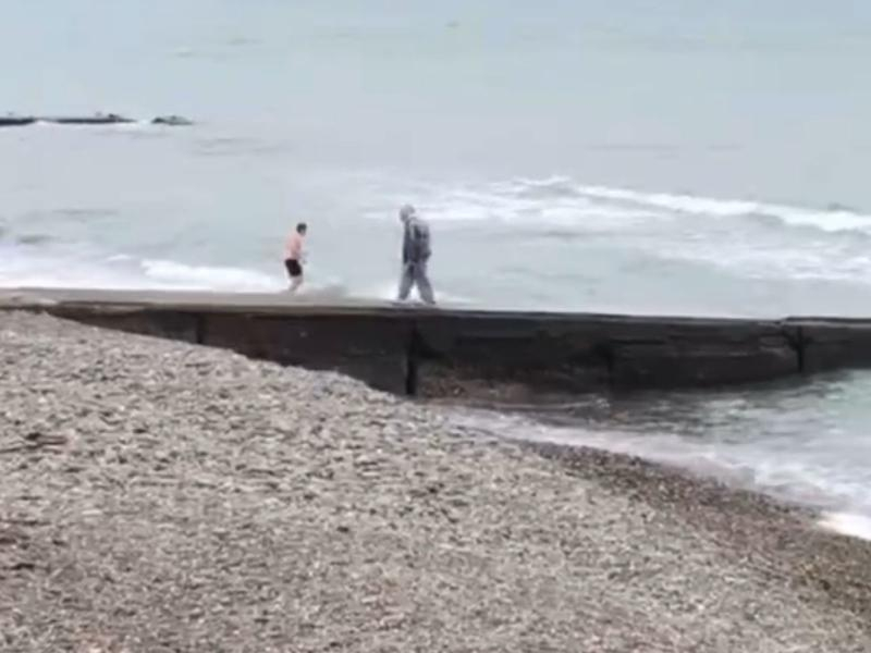 Мужчина открыл купальный сезон на Адлерском пляже