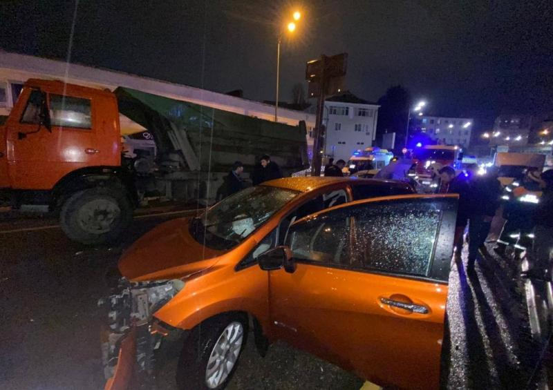 На дороге в Сочи произошло столкновение легкового автомобиля с КамАЗом