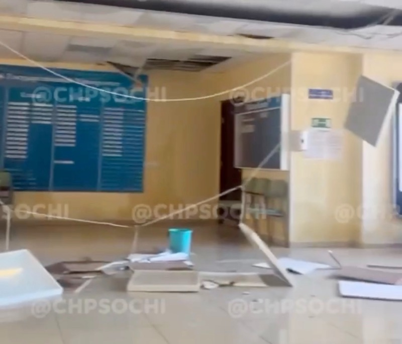 В сочинском университете частично обрушился потолок