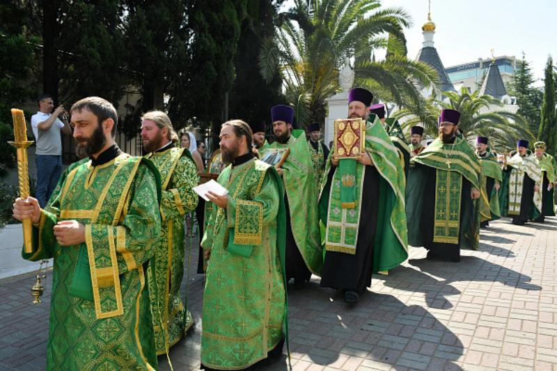 В память святых благоверных Петра и Февронии Муромских три тысячи сочинцев приняли участие в крестном ходе