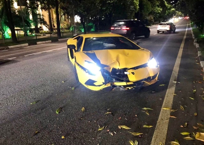 Lamborghini врезался в дерево в центре Сочи