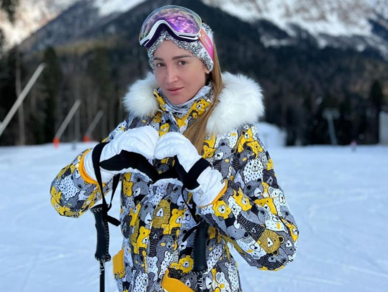«Падать и снова подниматься»: Ольга Бузова эпично шлепнулась на горнолыжном курорте в Сочи