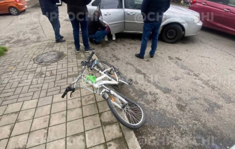 Машина сбила ребёнка на велосипеде в Сочи
