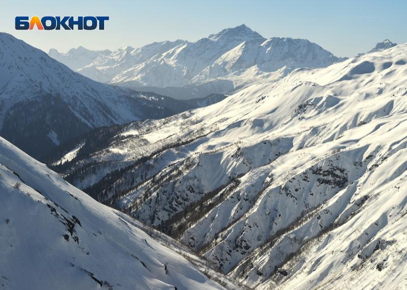 Сноубордист провалился в снежную ловушку в горах Сочи