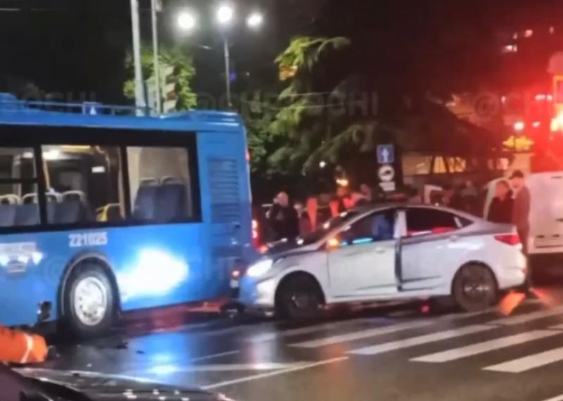 Легковушка протаранила автобус с пассажирами в центре Сочи