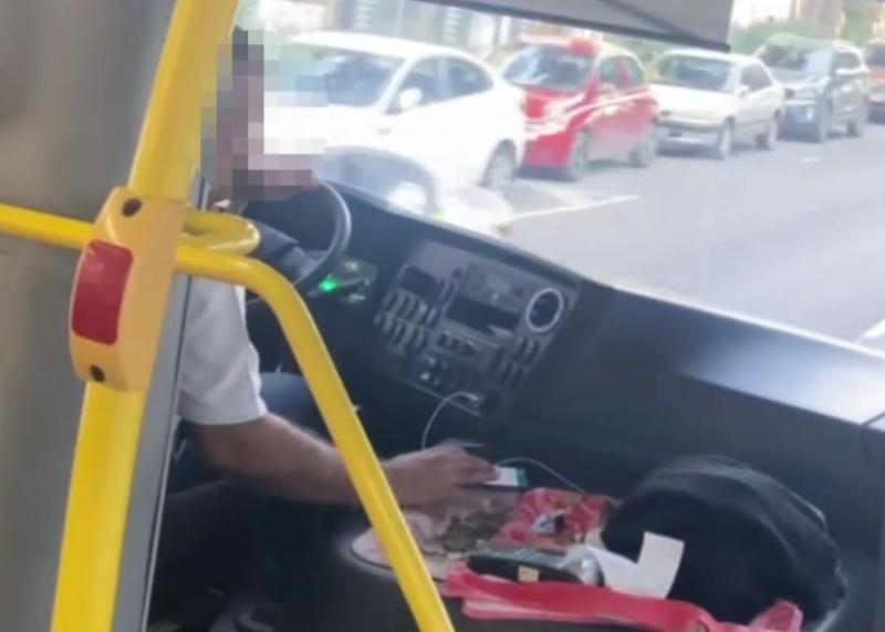 В Сочи наказали «сидевшего в телефоне» водителя автобуса