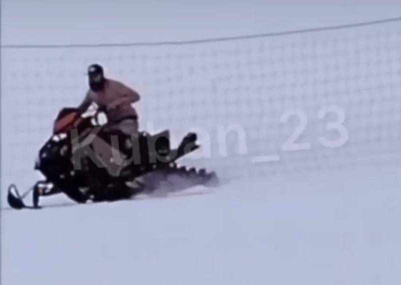 Полуголый турист угнал снегоход на горнолыжном курорте в Сочи