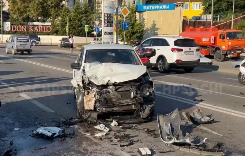 Из-за массовой аварии в Сочи перекрыли дорогу