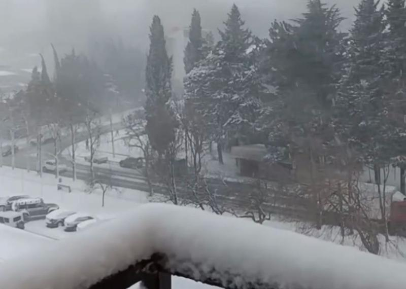 На Лазаревский район Сочи обрушился снегопад